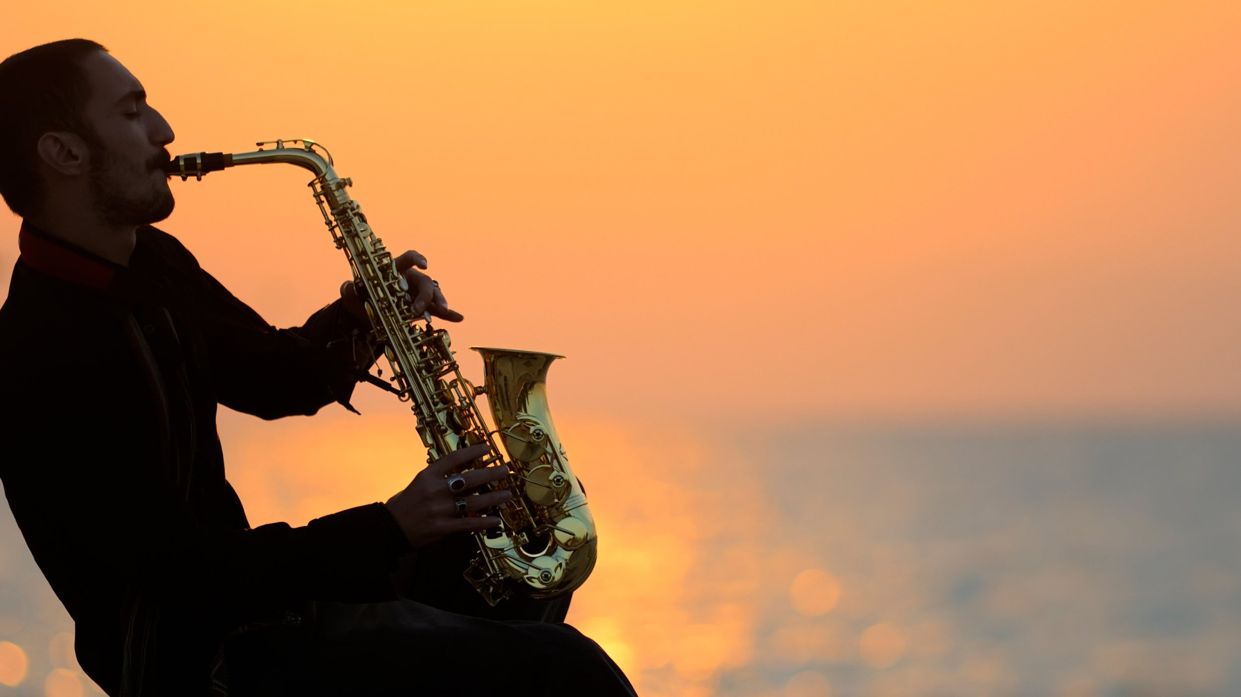 Playing saxophone. Саксофон. С днём рождения саксофанисту. Саксофонист на закате. Мужчина с саксофоном.