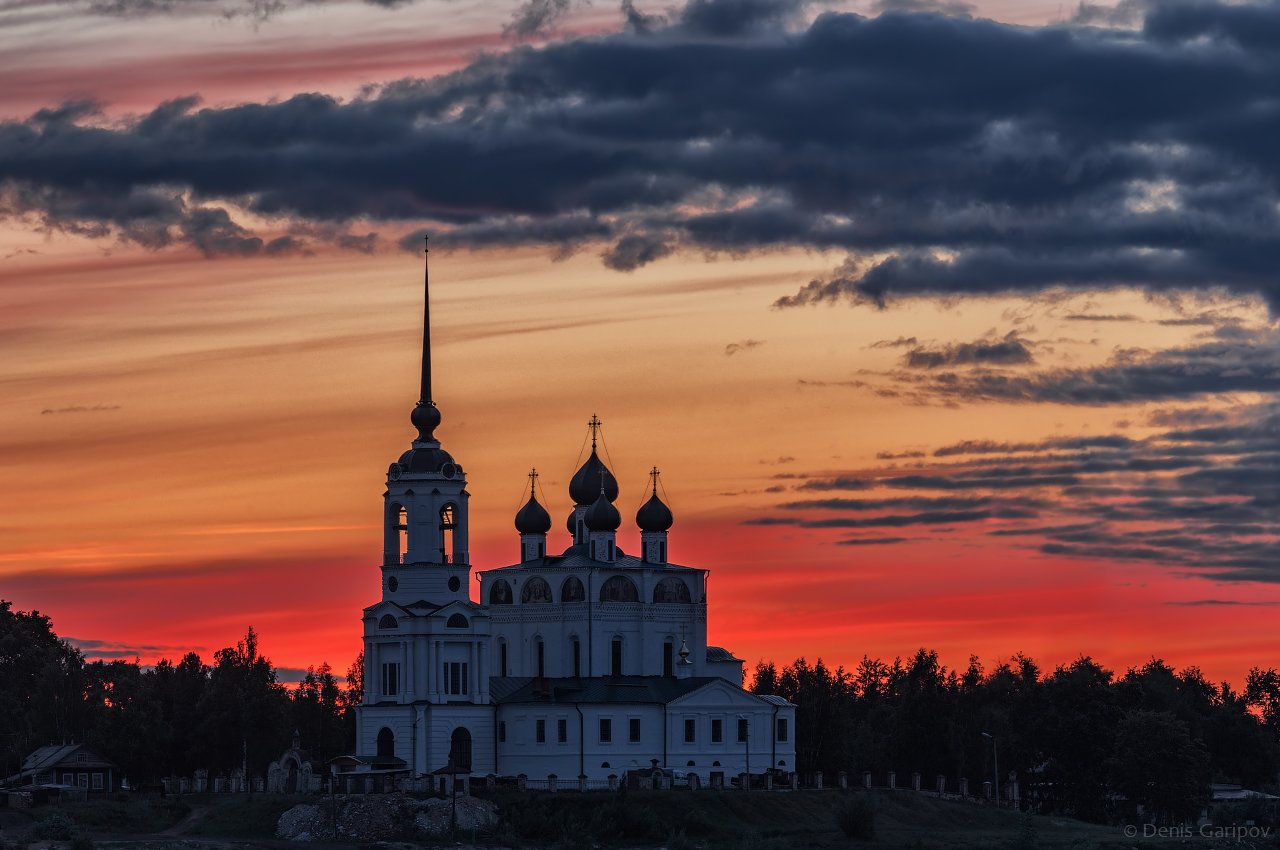 Церковь на закате с облаками