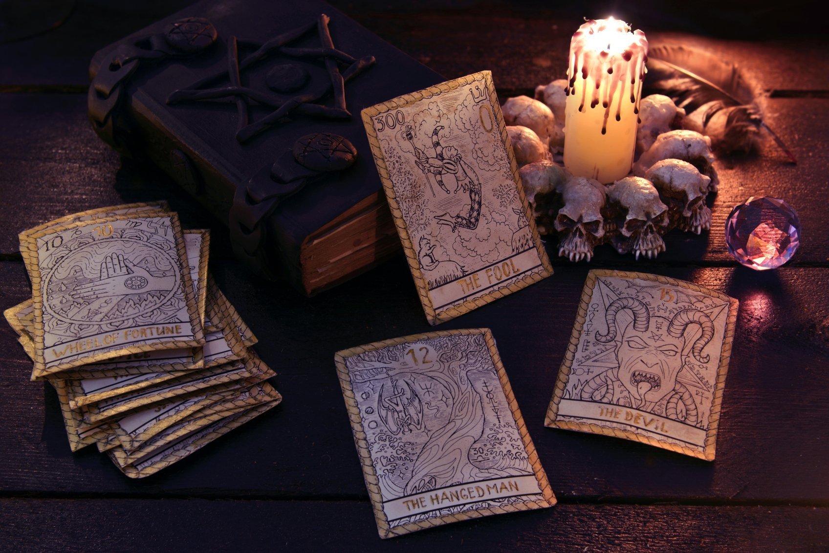 Магия таро книга. Магия Таро. Магические атрибуты. Таро и свечи. Красивые магические свечи.