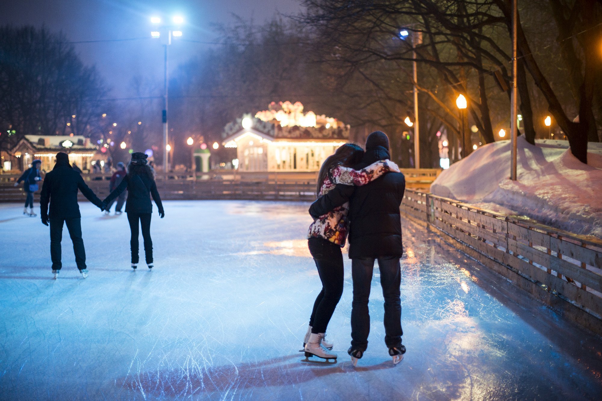 Парень целуется на улице. Зима каток. Пара на катке. Влюбленные зимой. Парень и девушка на катке.