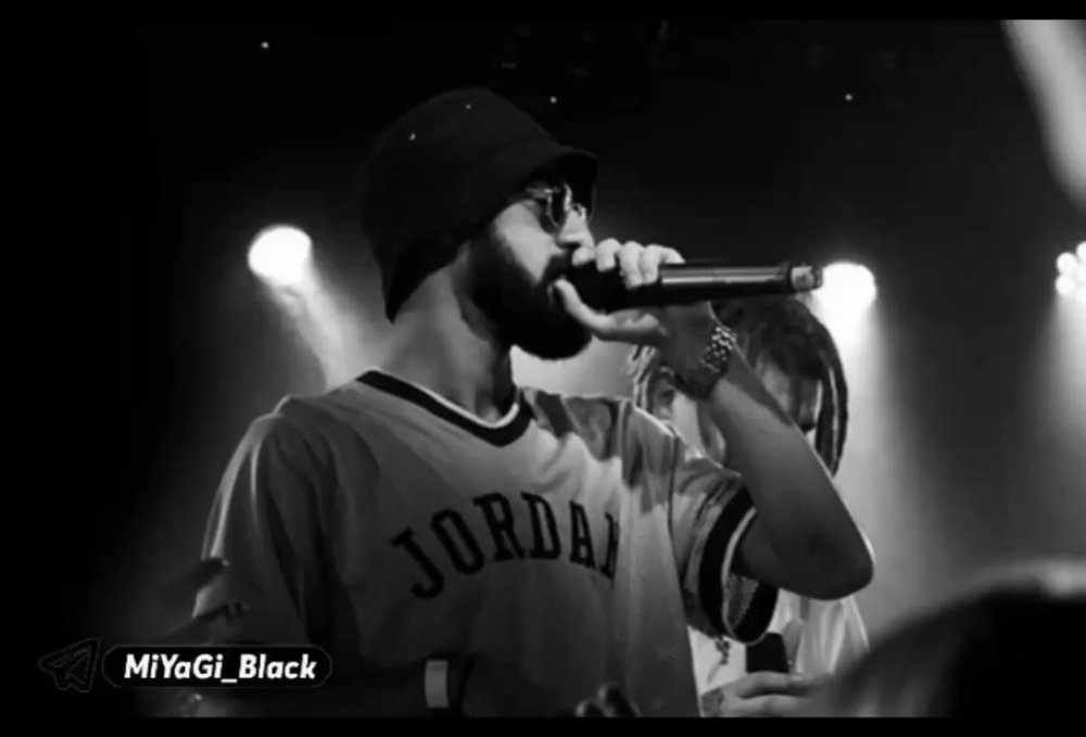 Мияги в Панаме с микрофоном