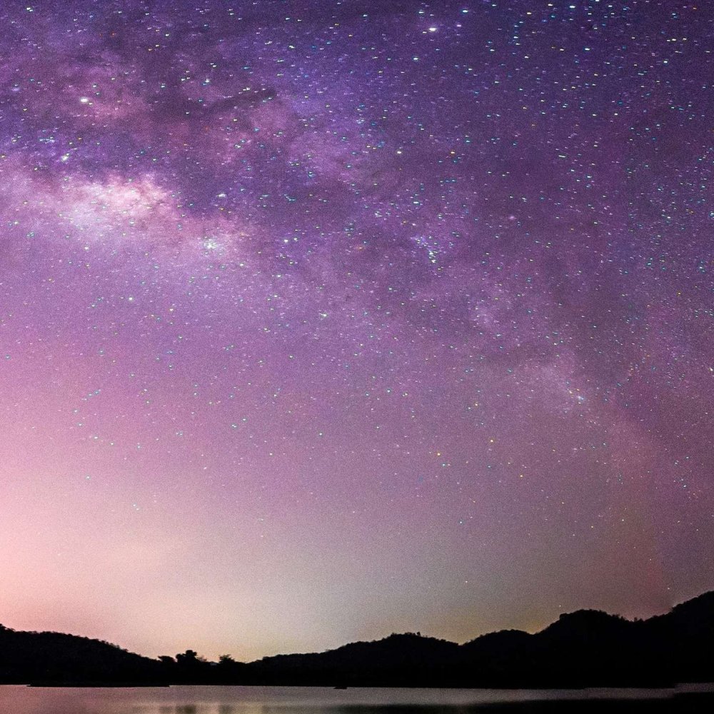 Фиолетовое небо со звездами