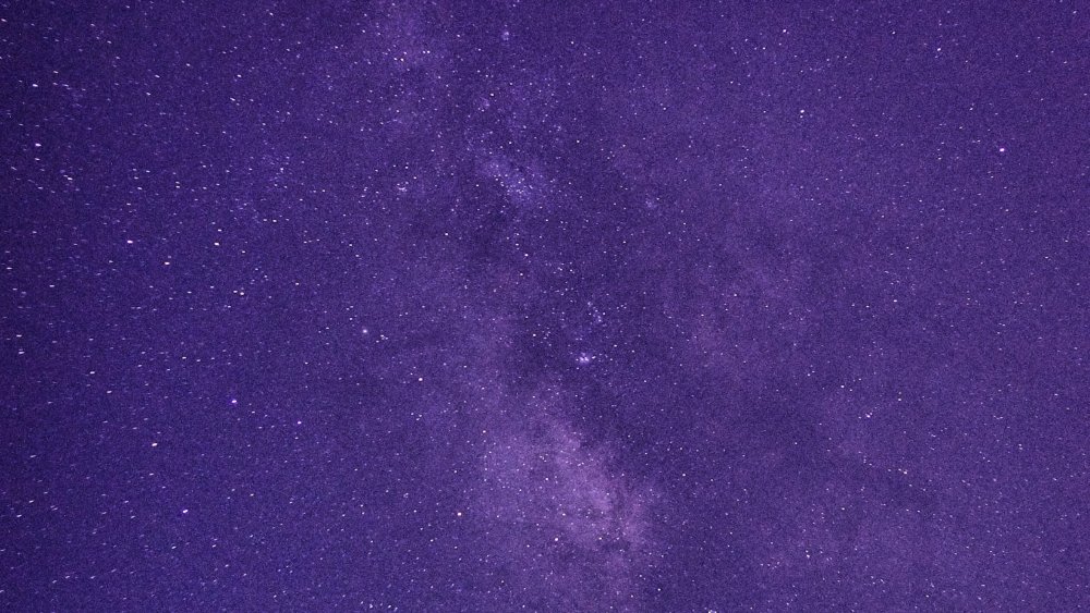 Фиолетовое небо со звездами