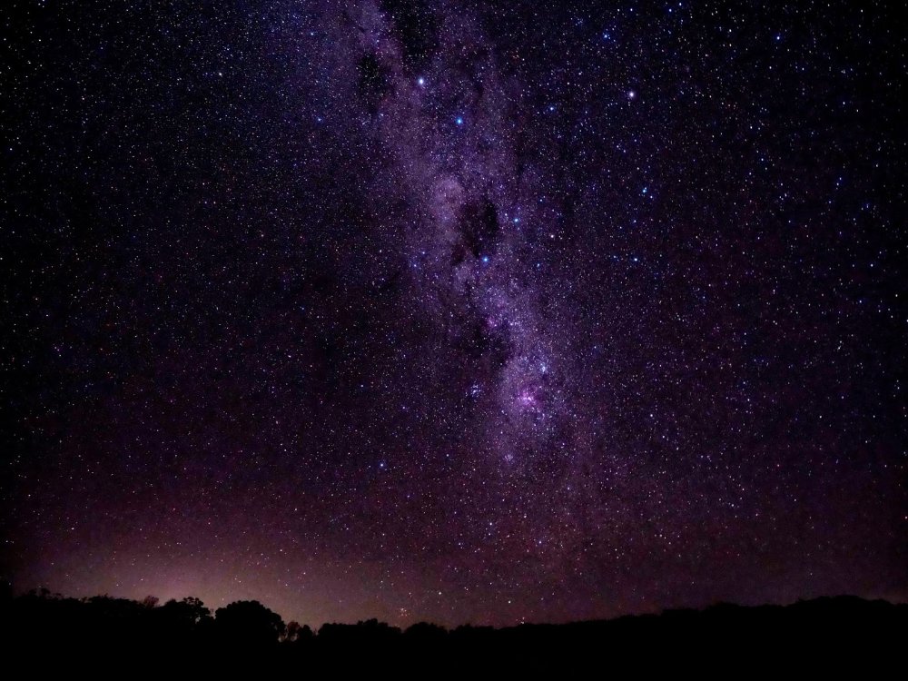 Фиолетовое небо со звездами