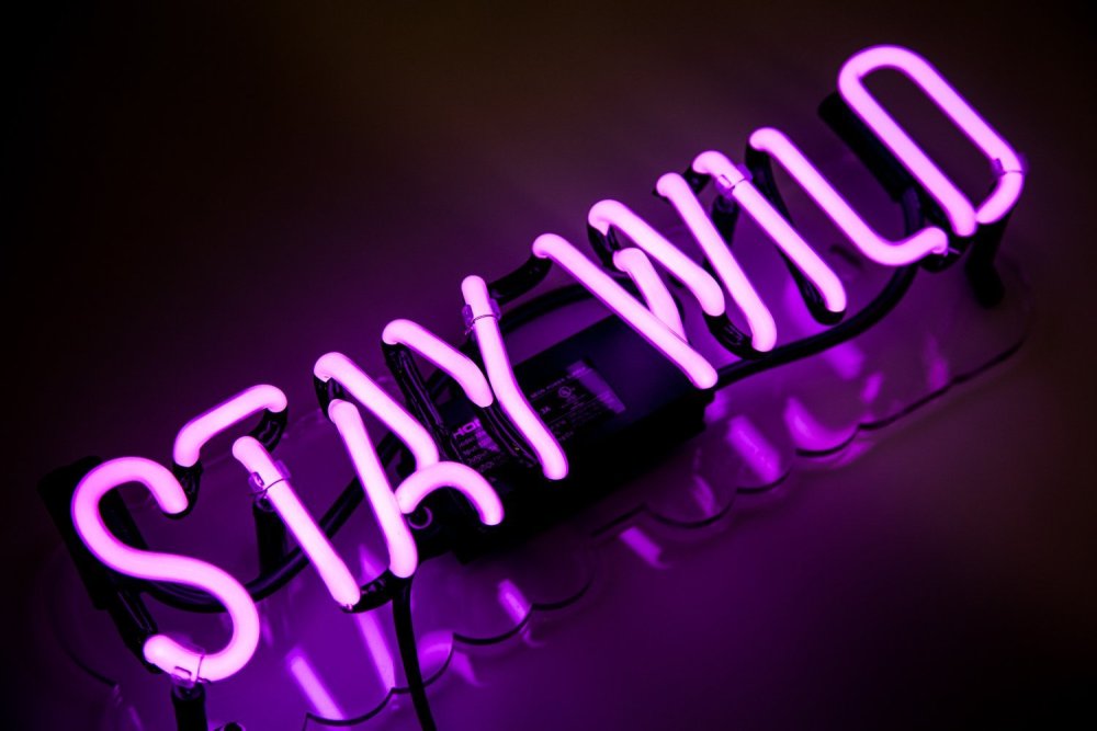 Неоновые надписи фиолетовые