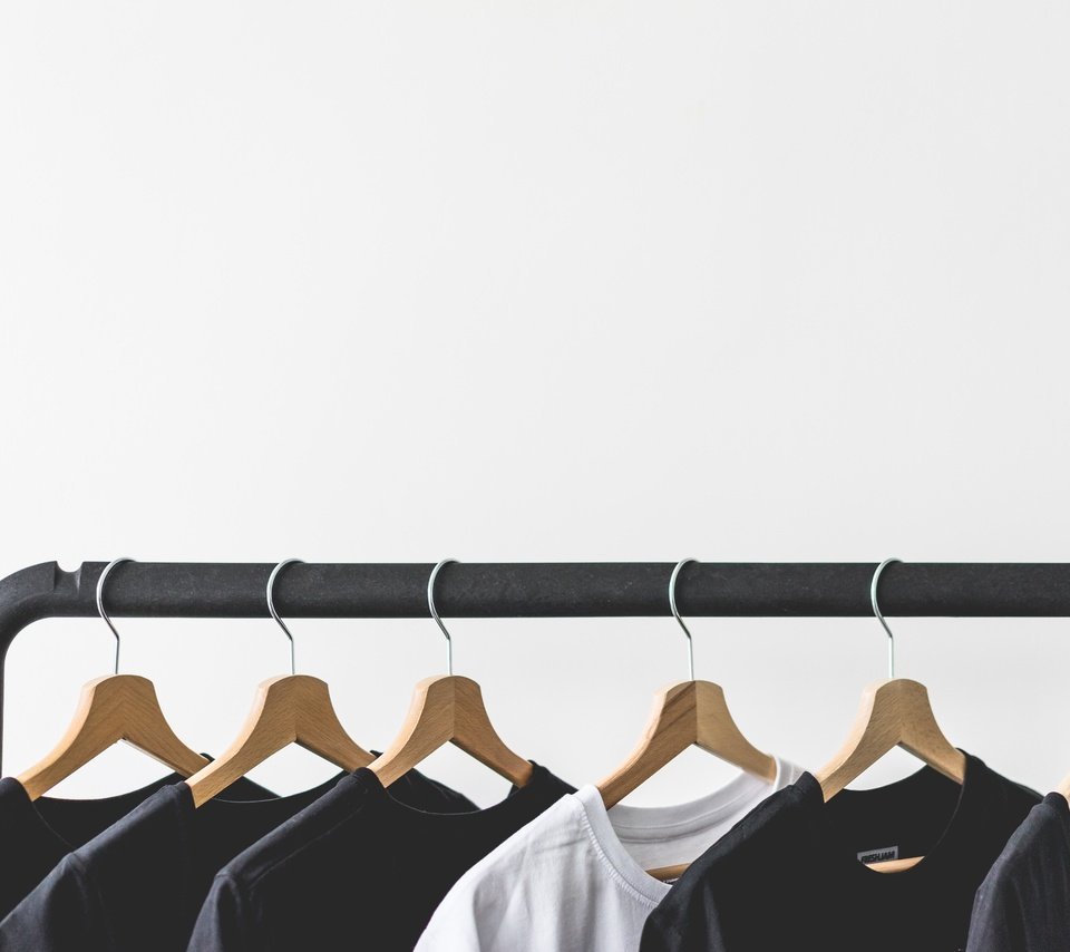 Черные вешалки для одежды