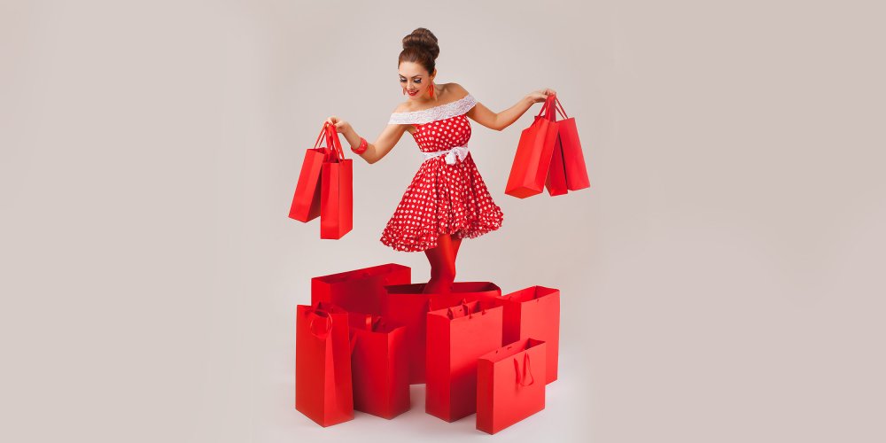 Красивая девушка с покупками