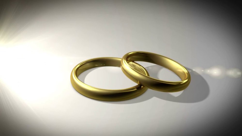 Обручальные кольца на сером фоне