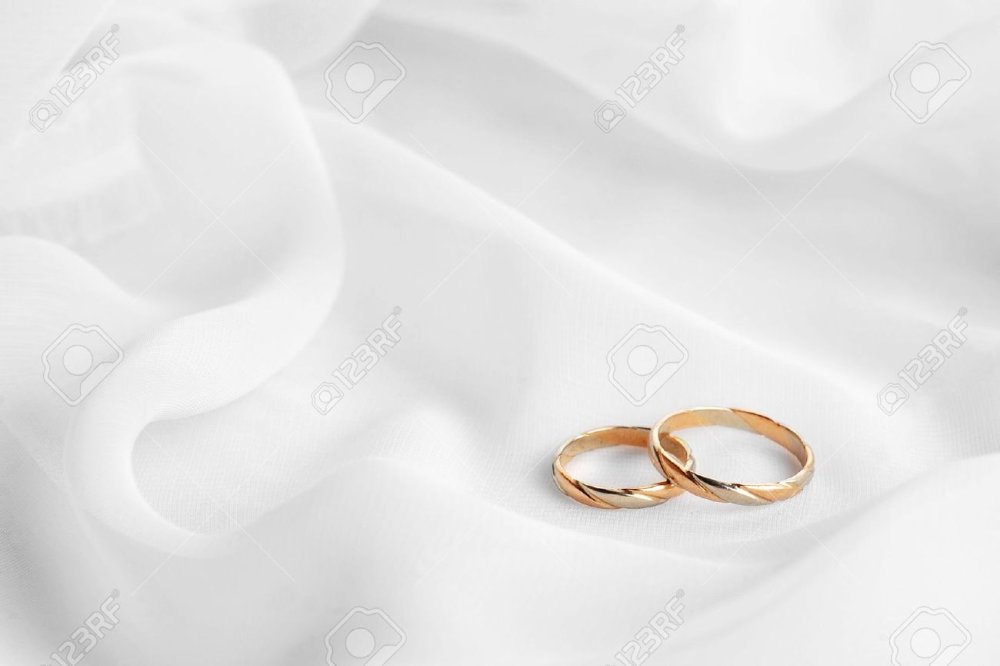 Обручальные кольца на белом фоне