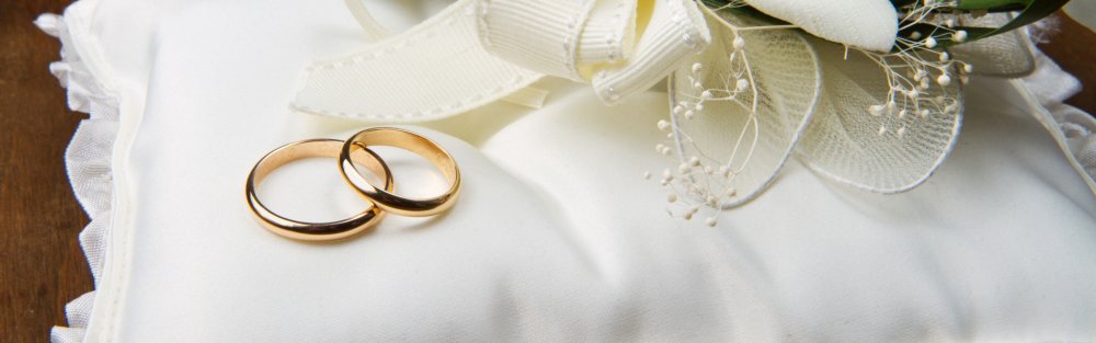Обручальные кольца на Библии