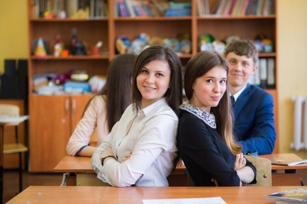 Ученики в школе старшеклассники