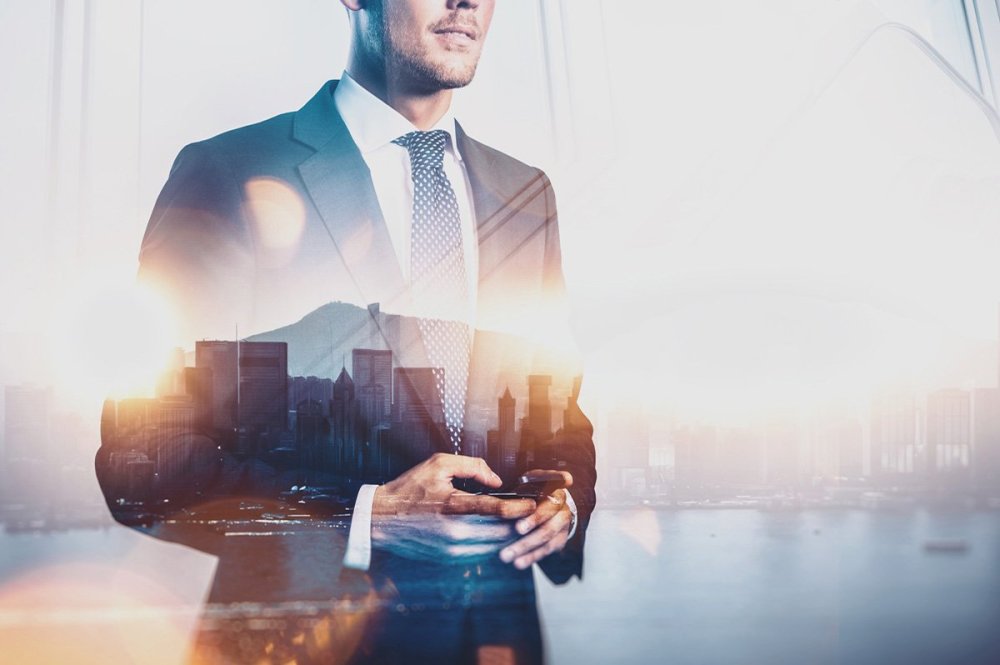 Бизнесмен на фоне города