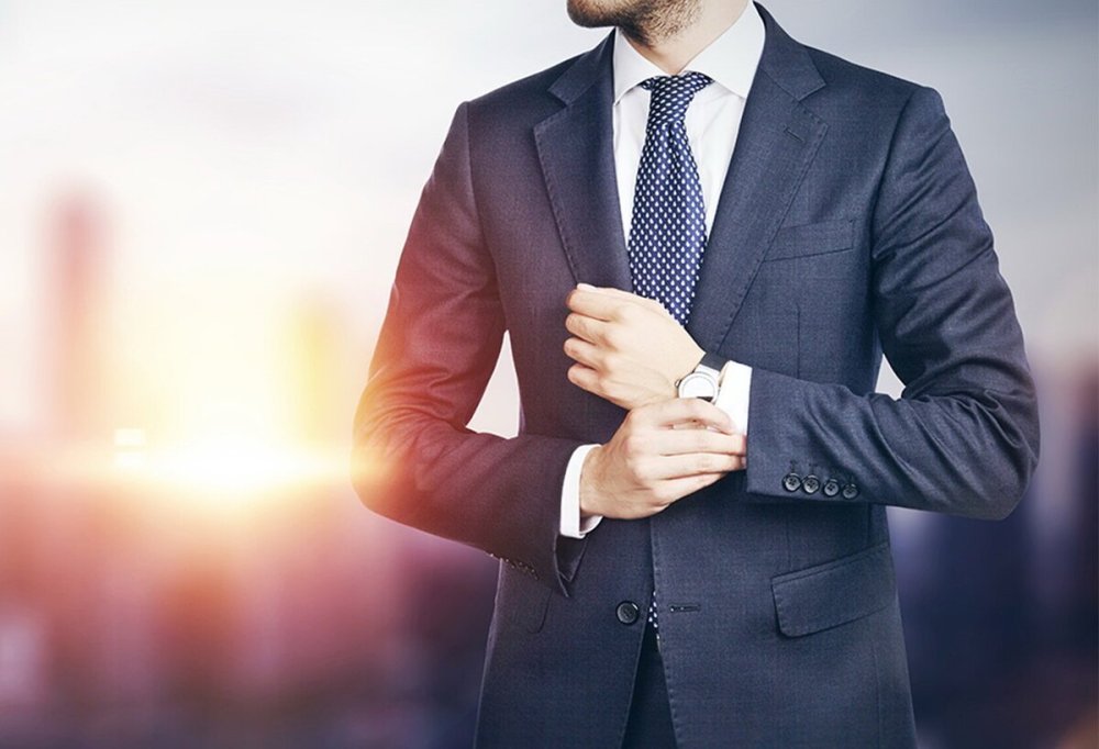 Успешный человек в костюме