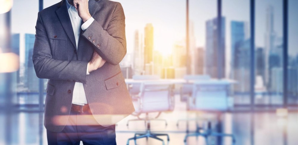 Бизнесмен на фоне гор