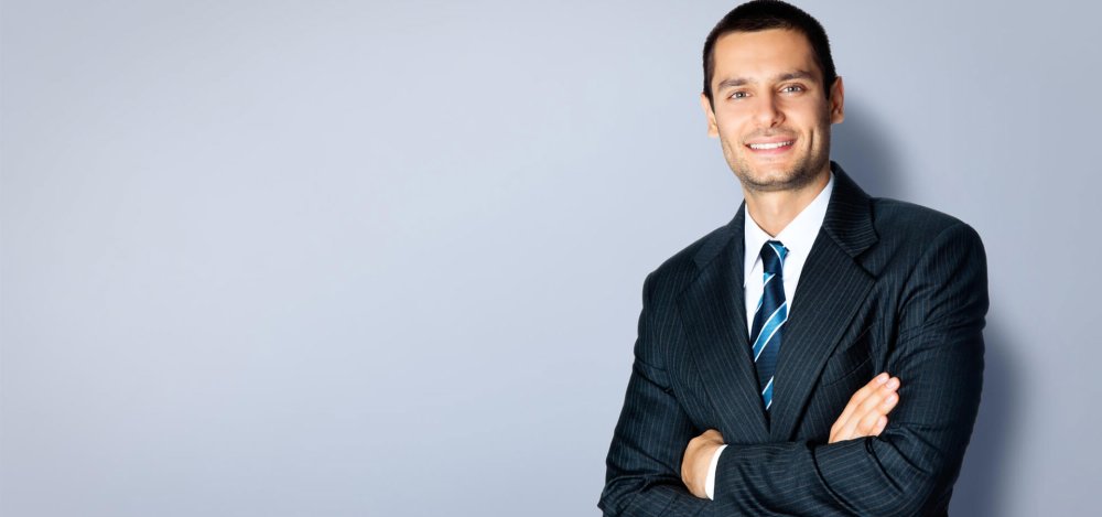 Бизнесмен на сером фоне