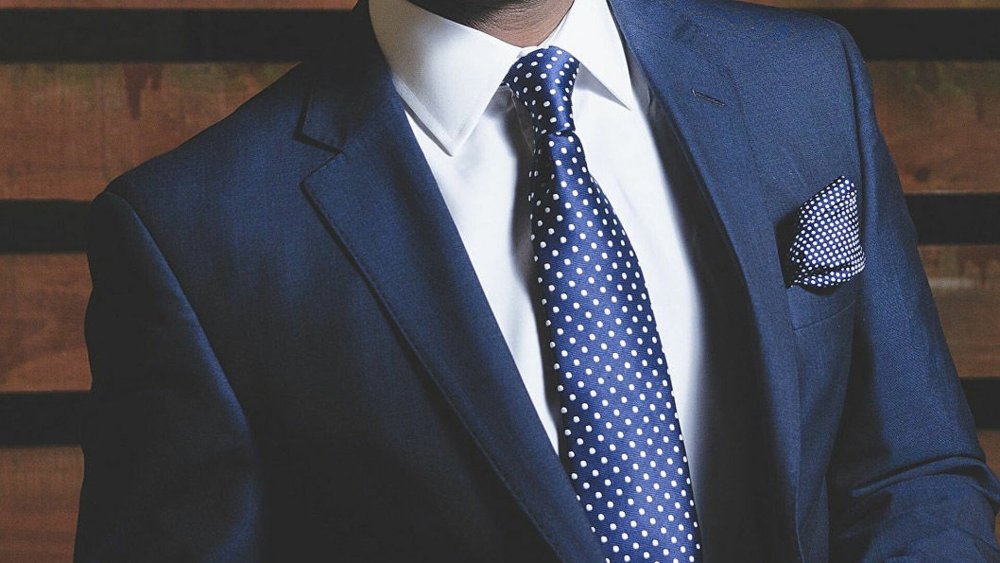 Мужчина в костюме