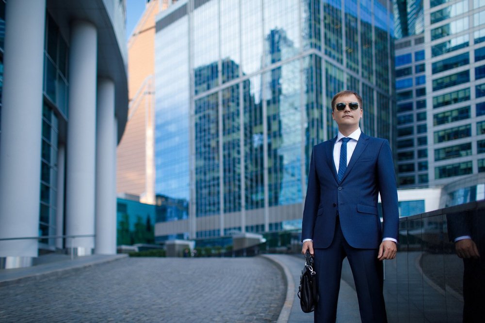 Бизнесмен на фоне здания