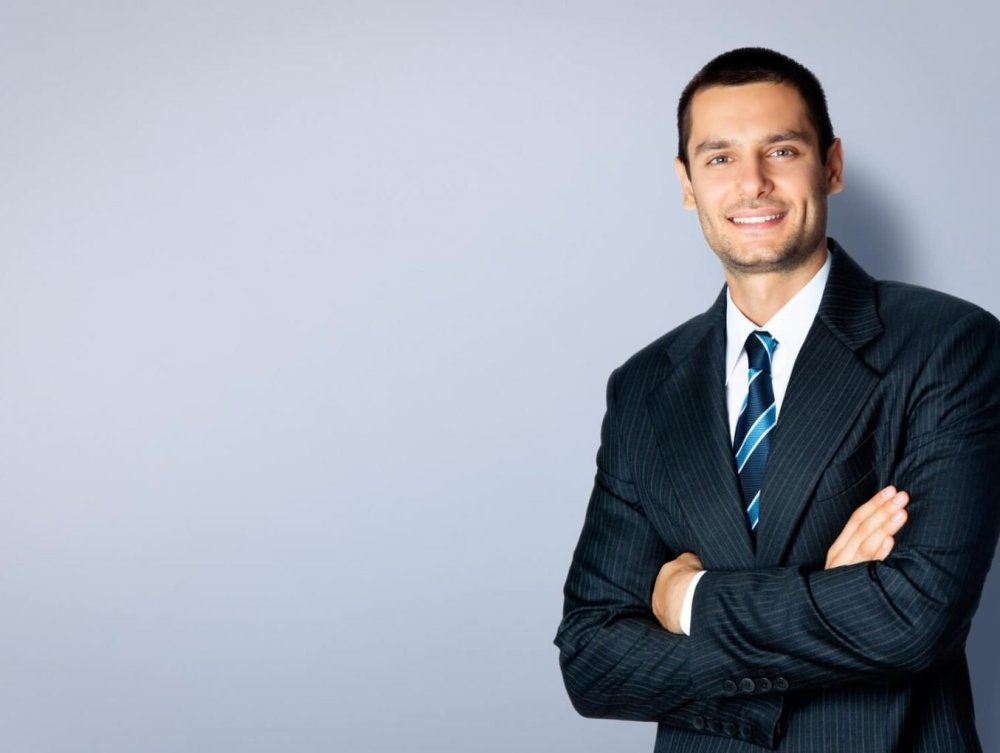 Мужчина на сером фоне