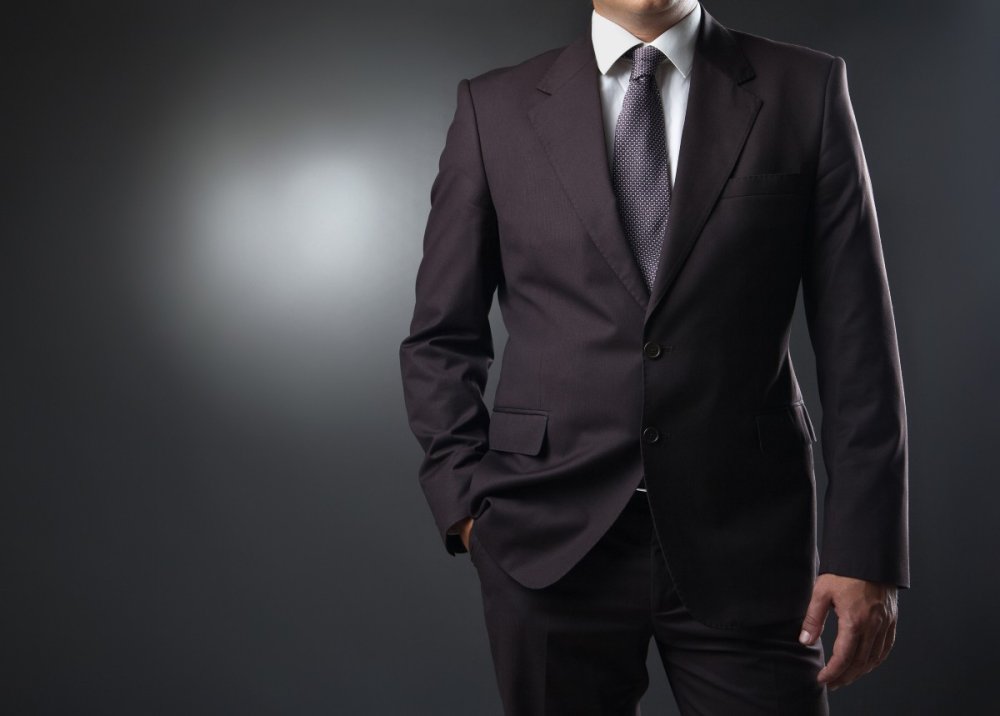 Бизнесмен в сером пиджаке