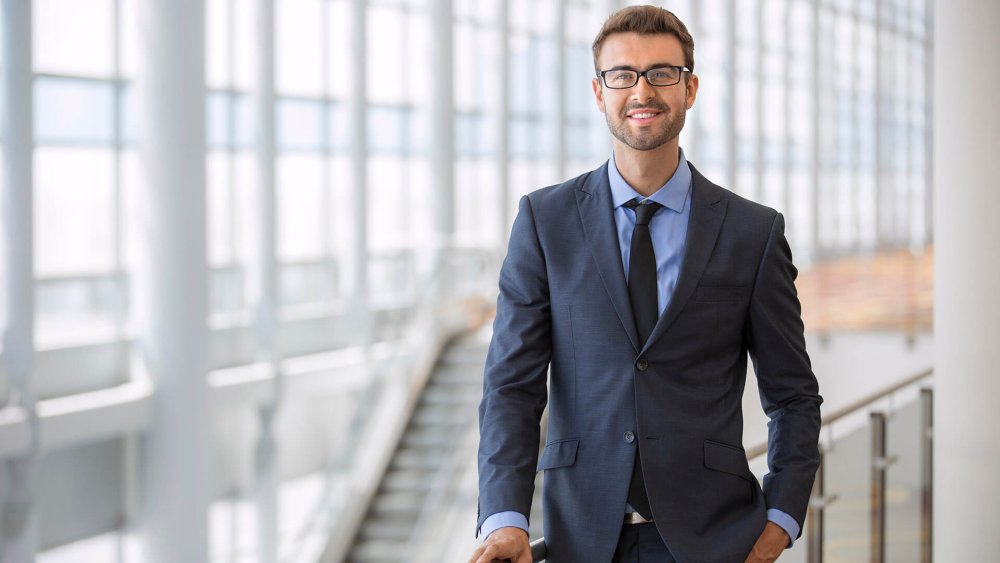 Мужчина в деловом костюме