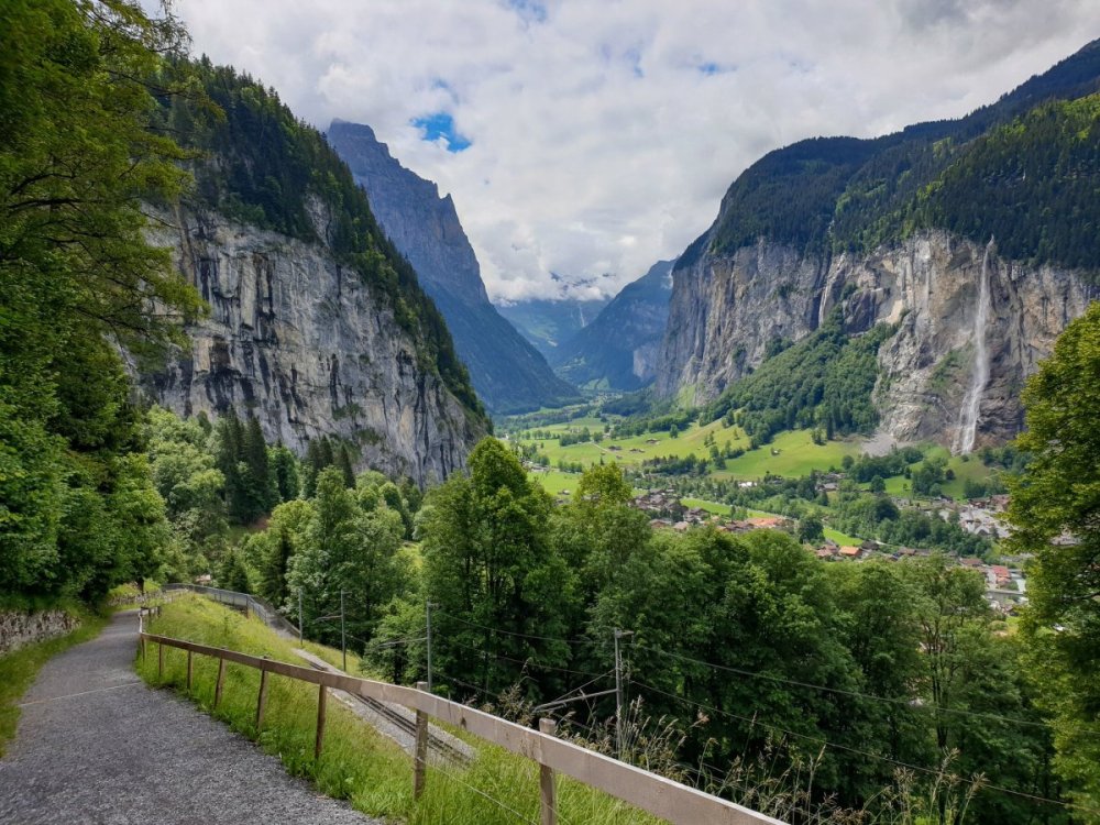 Швейцария село Лаутербруннен