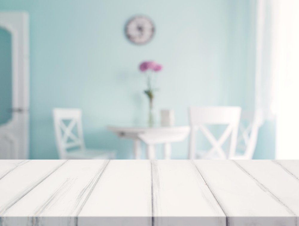 Светлая поверхность стола
