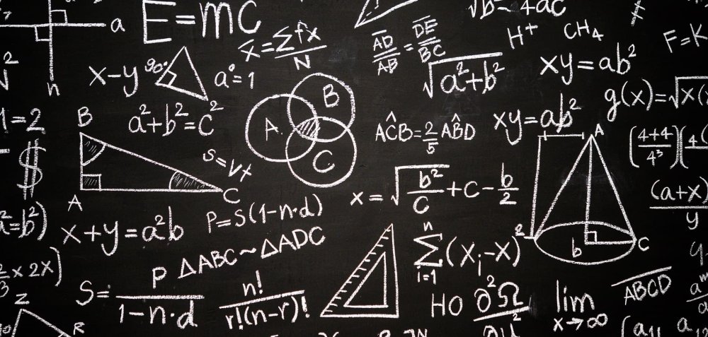 Школьная доска с уравнениями
