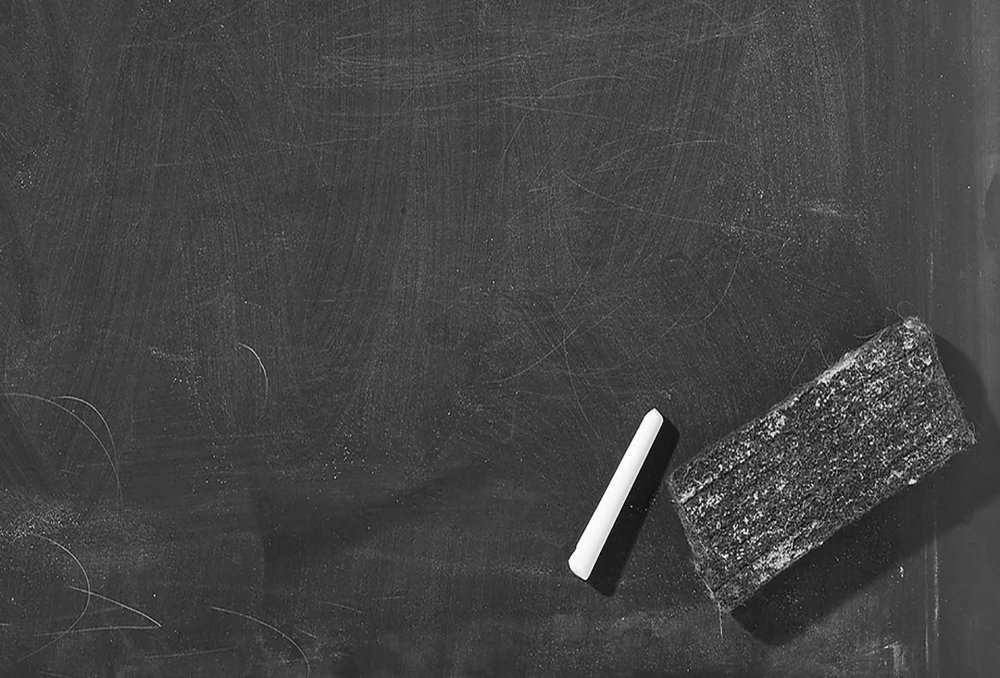 Школьная доска с мелками