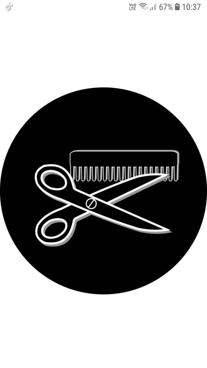 Ножницы и расческа на белом фоне