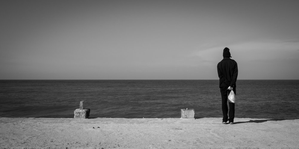 Курю на берегу моря силуэт