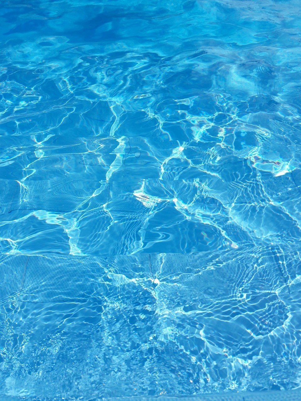 Прозрачная вода в бассейне