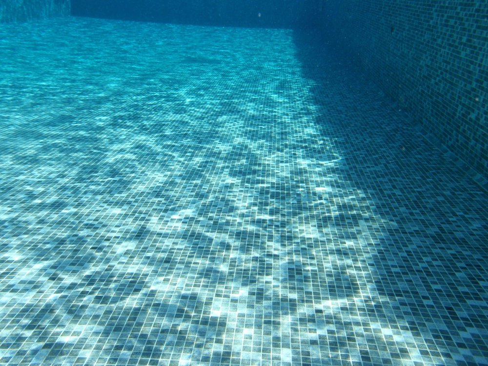 Голубая прозрачная вода