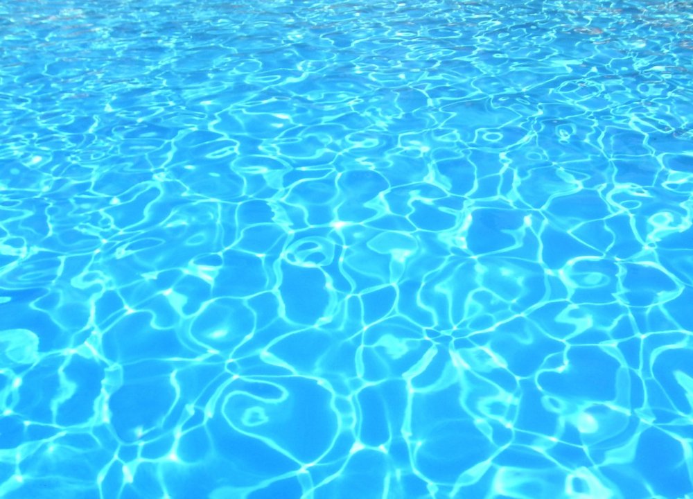 Прозрачная вода в бассейне