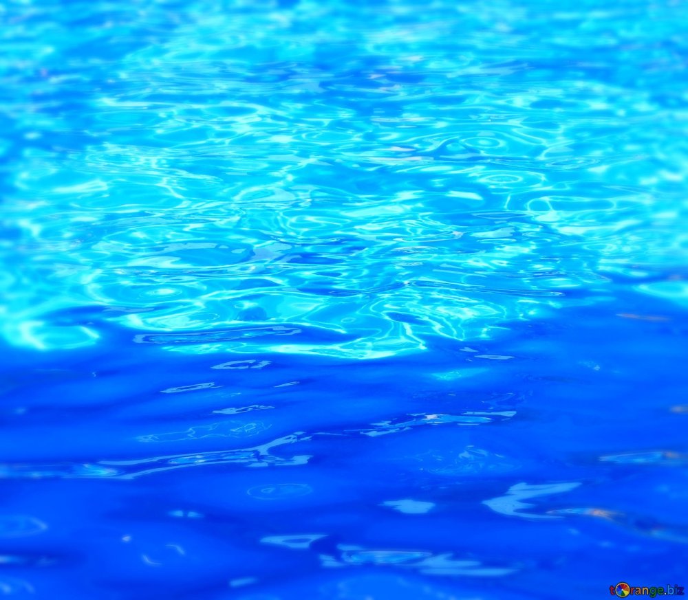 Прозрачная вода в бассейне