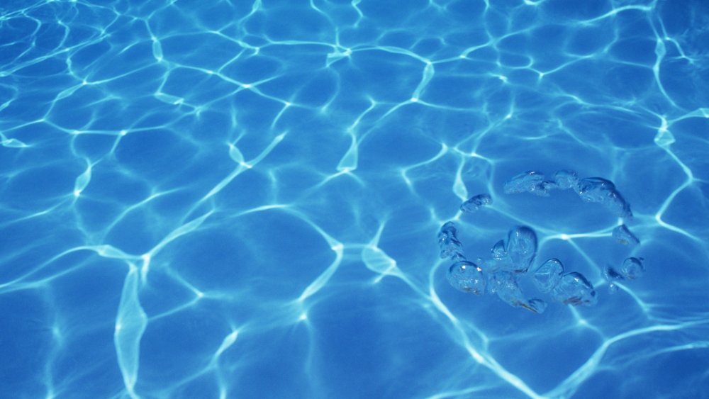 Бассейн с зеленой мозаикой