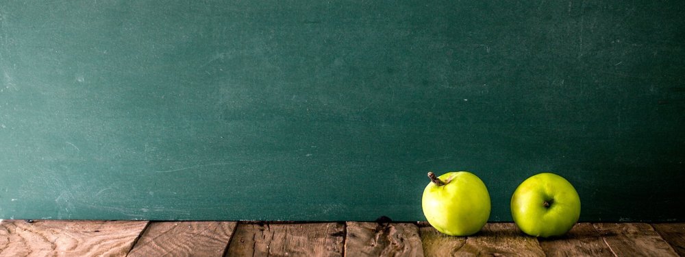 Зеленая доска с мелом