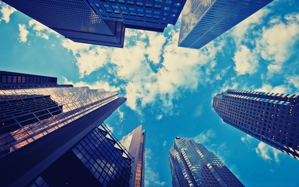 Небоскребы на фоне неба