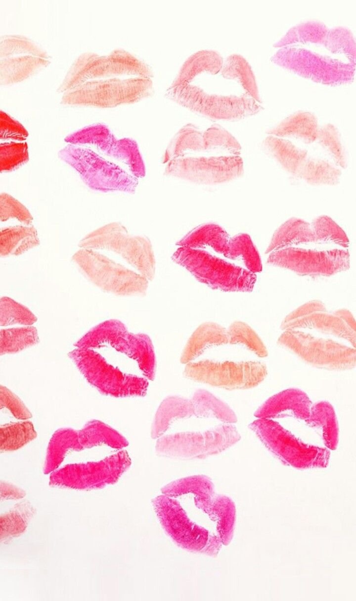 Отпечаток губ на белом фоне