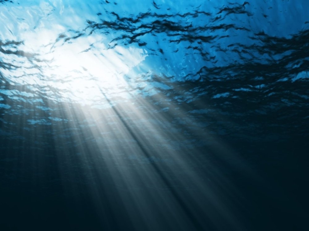 Лучи под водой