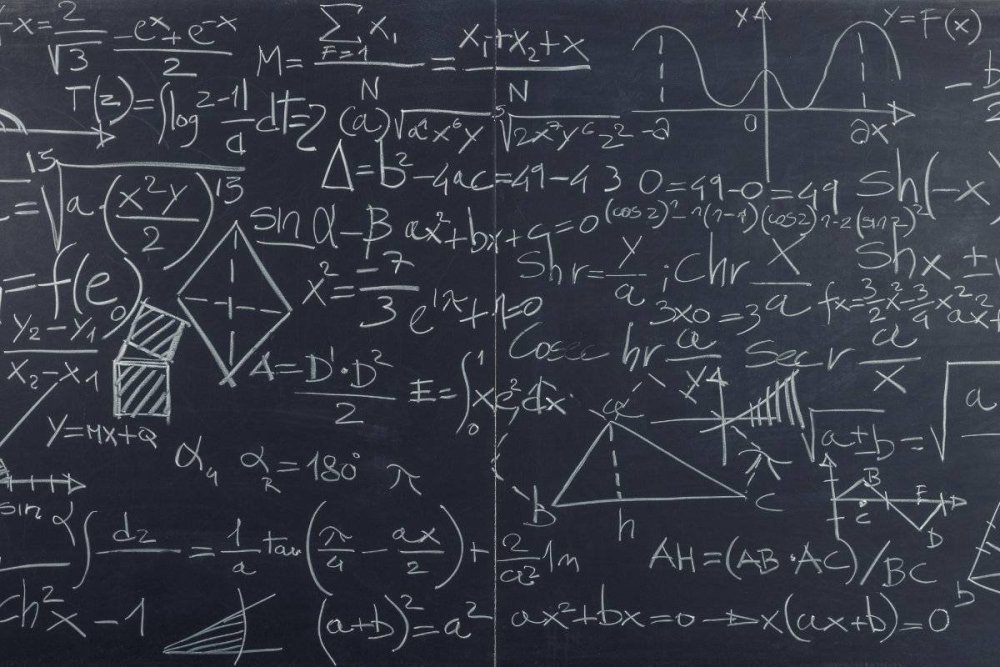 Школьная доска с мелками