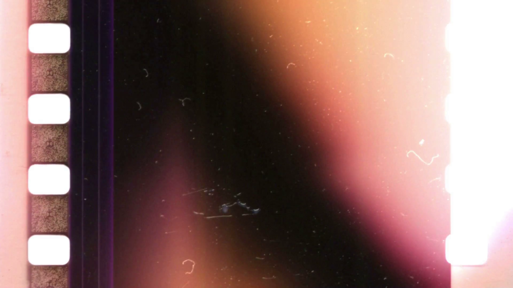 Листы бумаги на столе разбросаны