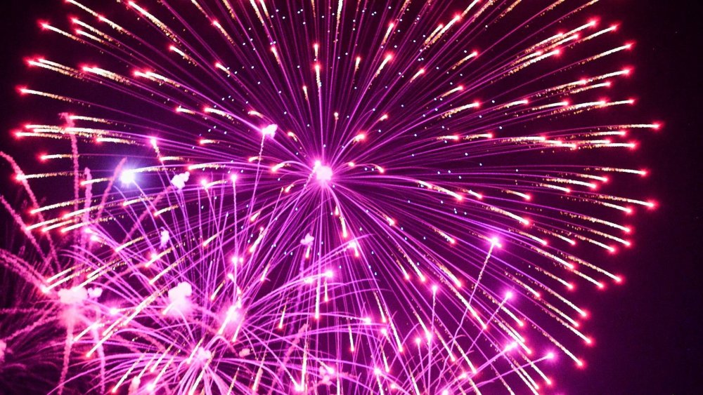 Салюты и фейерверки