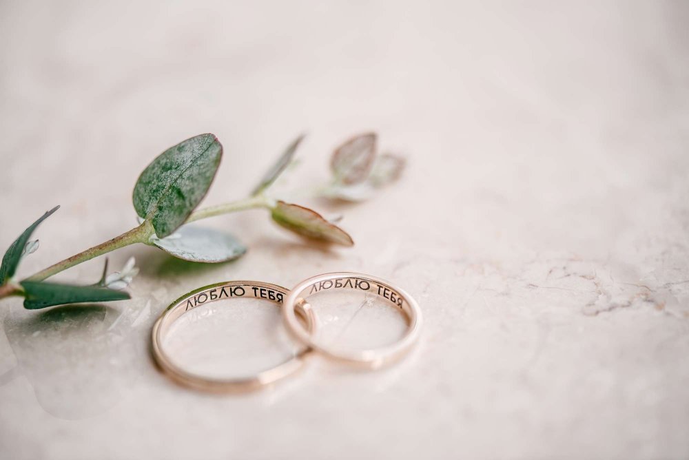 Свадебные кольца в зелени