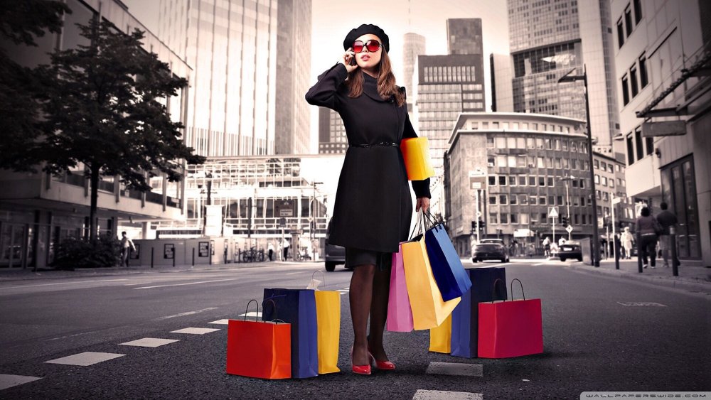 Мультяшная девушка с покупками