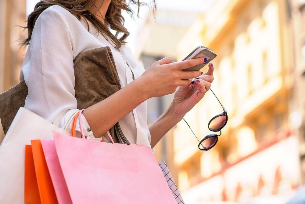 Девушка с покупками