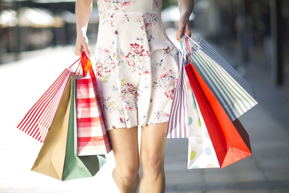 Красивая девушка с покупками