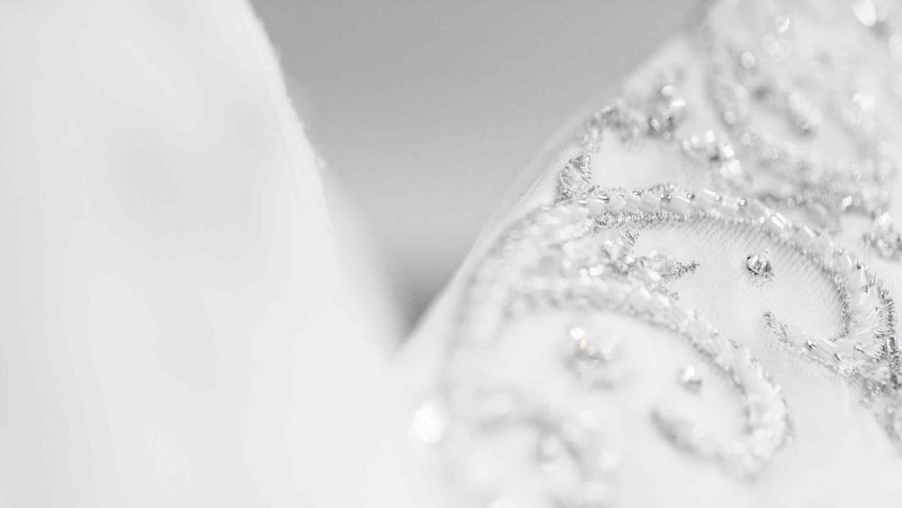 Жемчуг на сером фоне