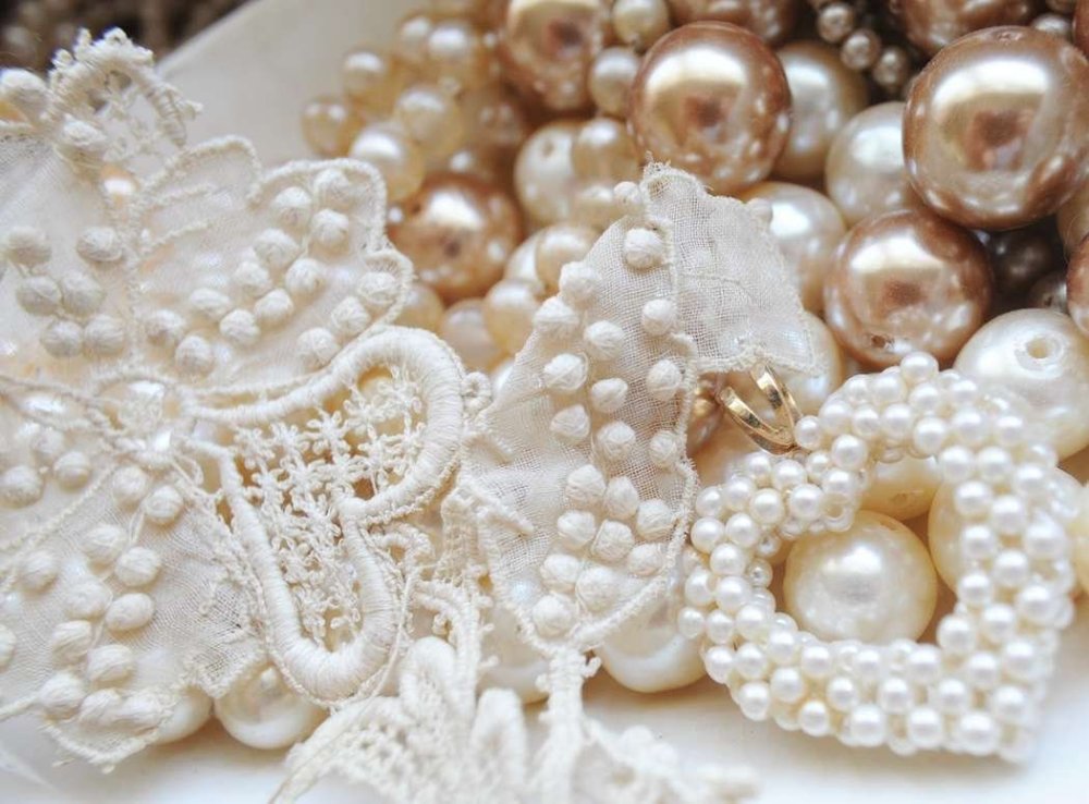 Жемчуг на белом фоне