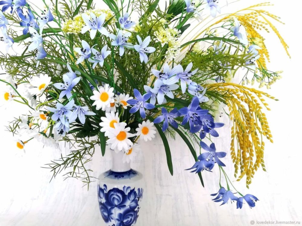 Букет полевых цветов в вазе