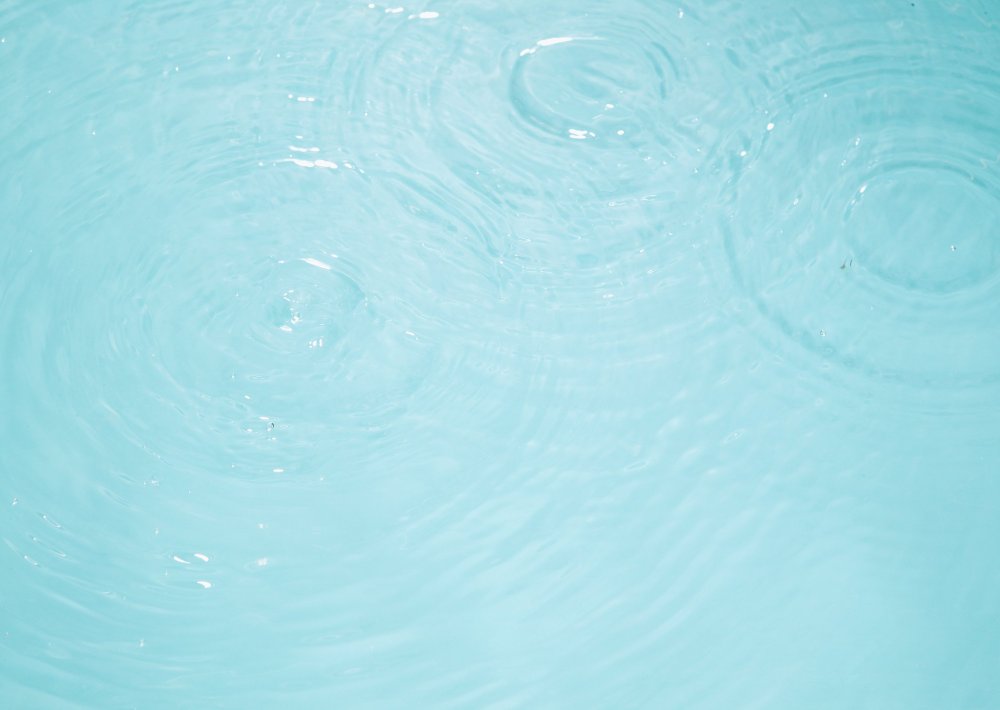 Капли воды на Светлом фоне